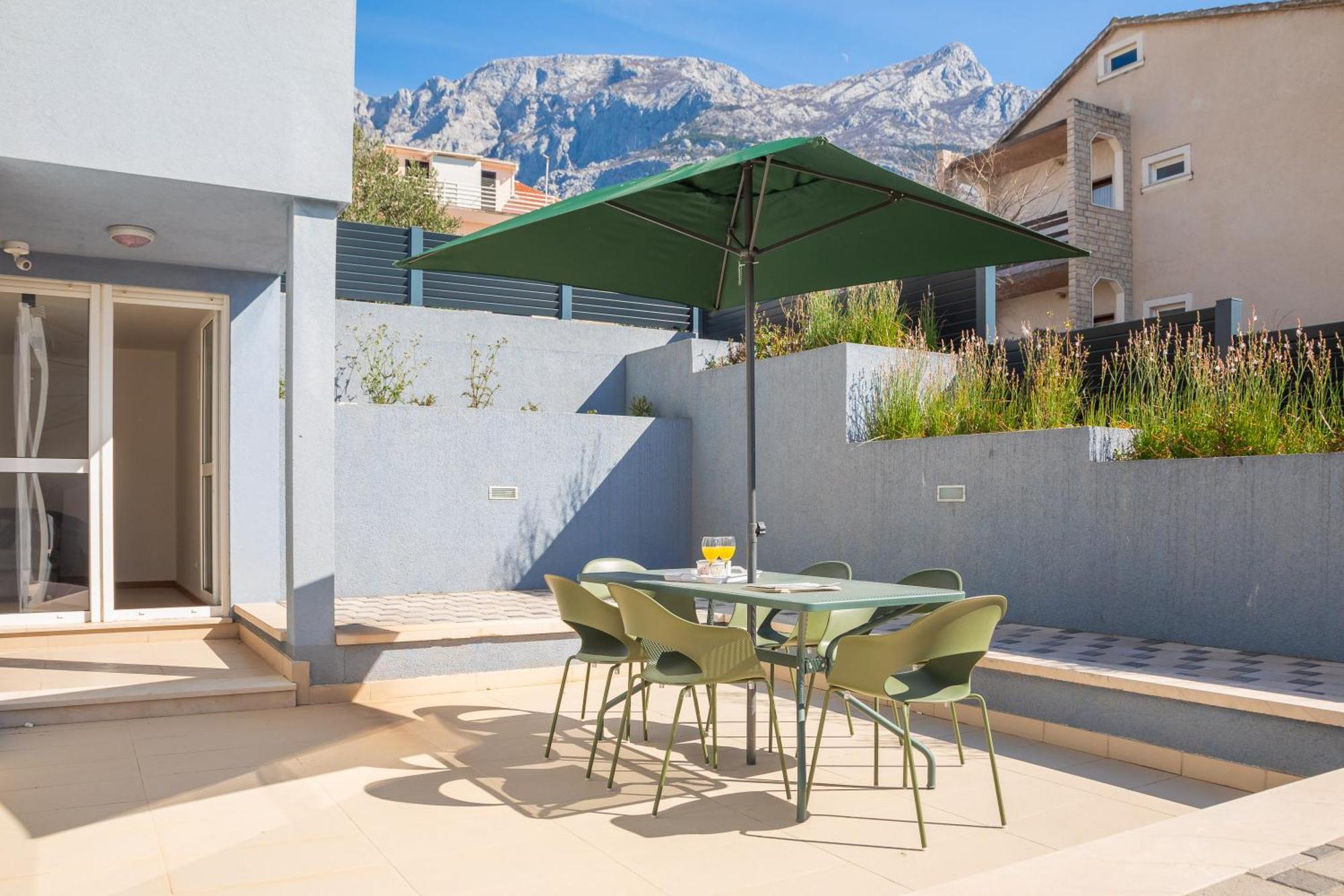 Lasta - Private Parking X2 Makarska